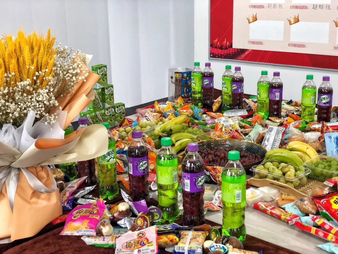 后勤定期为团队补充零食饮品,让工作间隙充满能量。