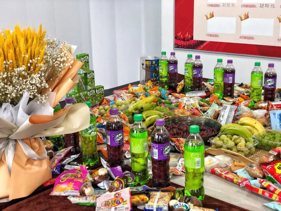 后勤定期为团队补充零食饮品,让工作间隙充满能量。